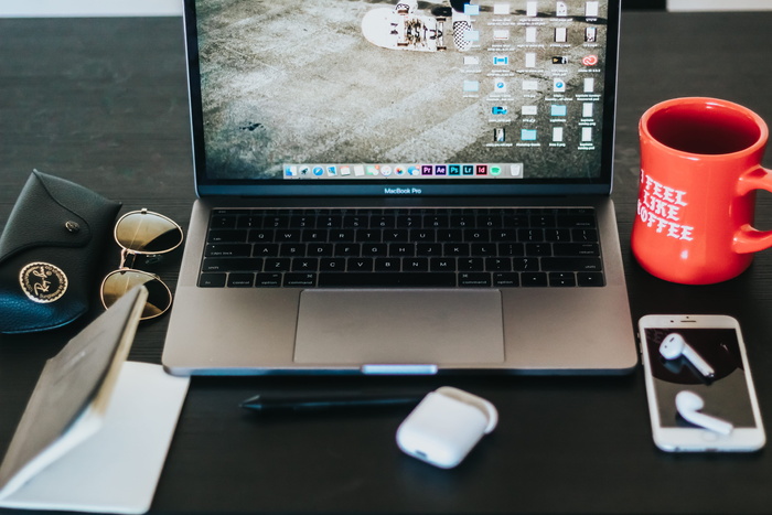 MacBook Pro在黑色木制桌子上打开