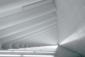 白色线性斜角建筑照片