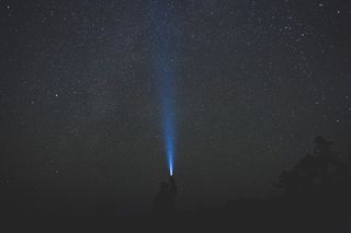 人，手持，手电筒，夜间，轮廓，人，晴朗，天空