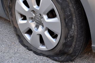 灰色，奥迪车轮，充气，轮胎，爆胎，爆裂，带子，汽车