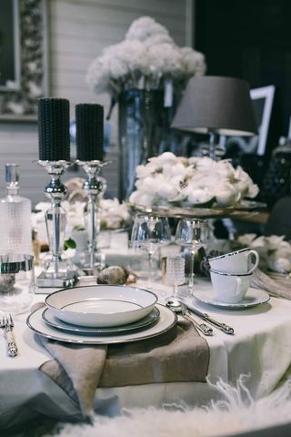 装饰着鹌鹑蛋和羽毛的高级餐厅餐桌