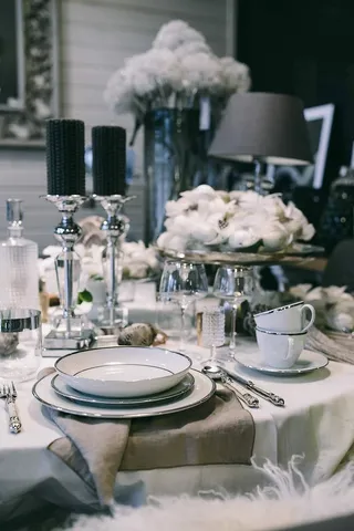 装饰着鹌鹑蛋和羽毛的高级餐厅餐桌