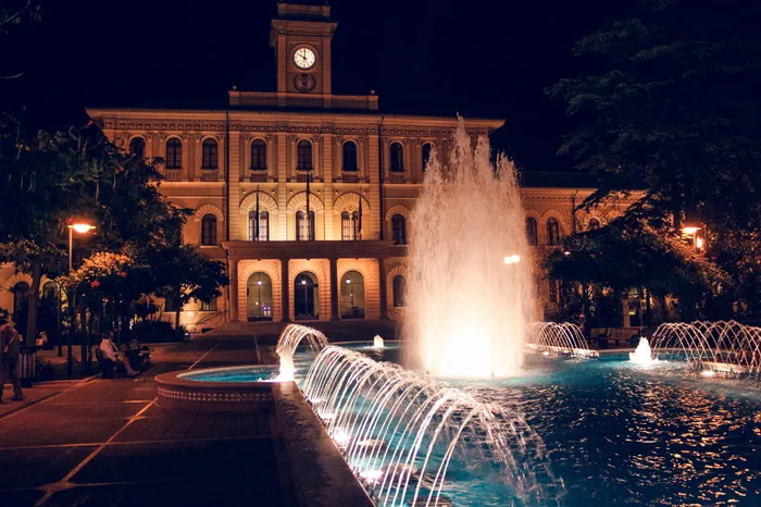 城市、灯光、夜晚、水、建筑、城市景观、夜晚、立面