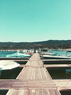 湖、码头、船、树、山、大熊、加利福尼亚、天空 湖、码头、船、树、山、大熊、加利福尼亚、天空