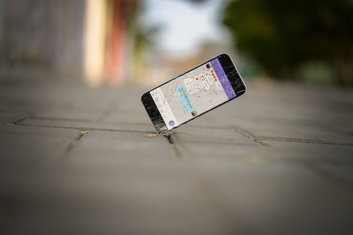 iPhone天平在砖砌路面上的选择性聚焦照片
