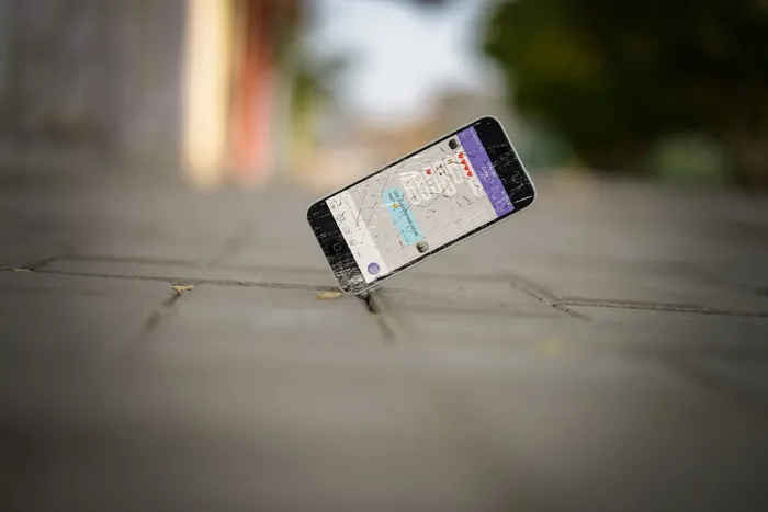 iPhone天平在砖砌路面上的选择性聚焦照片
