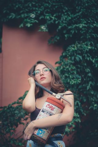 携带灭火器的妇女
