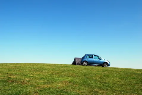 蓝天下绿草地上的蓝色掀背车 蓝天下绿草地上的蓝色掀背车