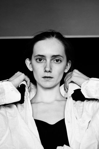 女人拿着夹克领子的灰度照片