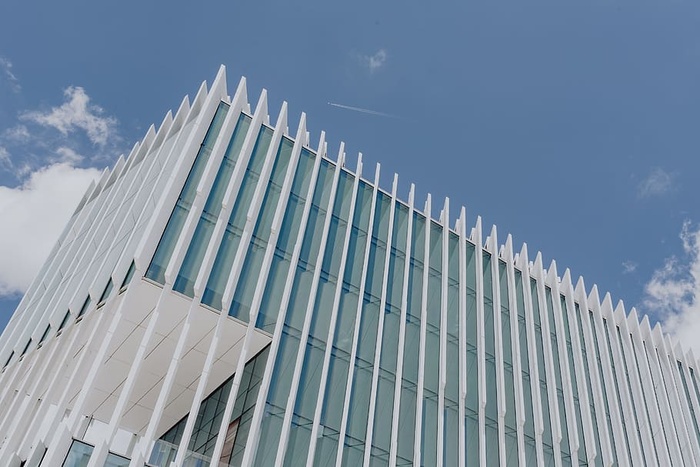 现代白色建筑，建筑师艾利斯·马泰乌斯的EDP总部，葡萄牙里斯本