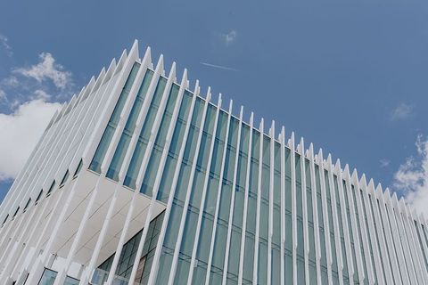 现代白色建筑，建筑师艾利斯·马泰乌斯的EDP总部，葡萄牙里斯本