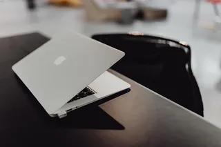 在家中或工作室安装MacBook电脑的时尚工作区