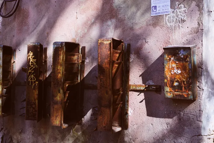 邮箱、邮件、墙、旧的、生锈的、背景、街道、壁纸