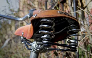 特写照片, 棕色, 皮革自行车座椅, 鞍座, 自行车鞍座, 皮革鞍座, 悬架, 手工劳动