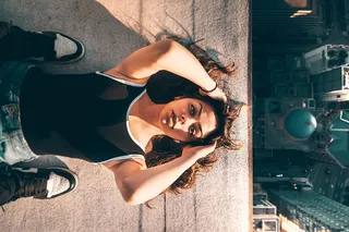 城市屋顶上的女人