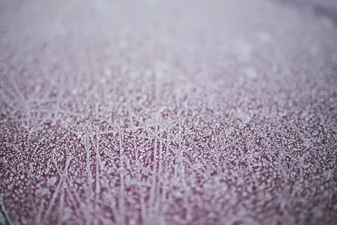 红色汽车上的霜