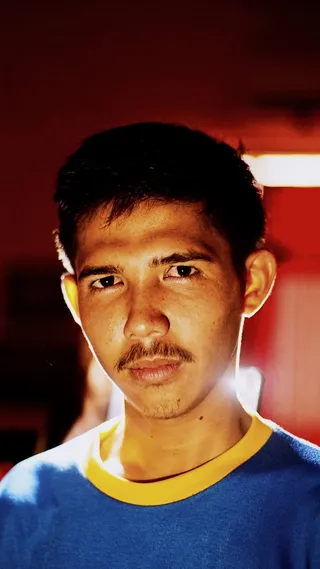 穿蓝色上衣的男人