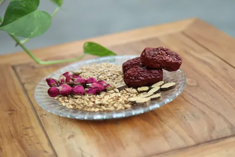 甘草、大枣、麦芽、玫瑰、代茶、饮食、木料、餐桌 甘草、大枣、麦芽、玫瑰、代茶、饮食、木料、餐桌