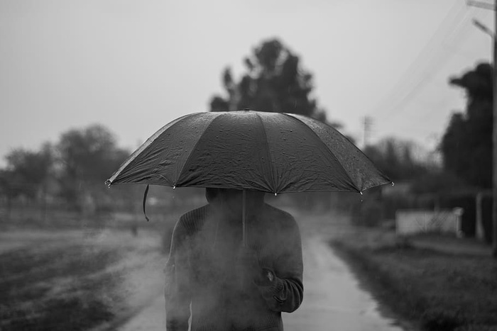 雨伞下穿着连帽衫的人
