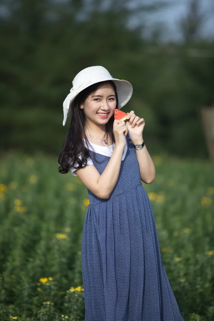 女孩，女孩和西瓜，女人，阳光，花，年轻，美丽的女孩，很好
