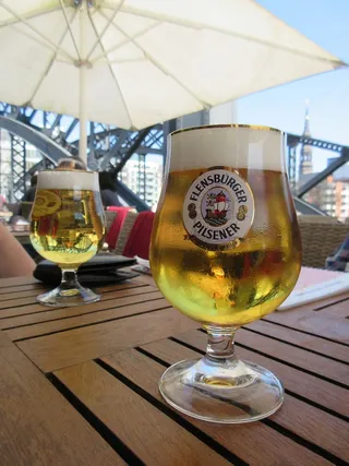 啤酒，饮料，杯子，桌子，茶点，酒精，街头咖啡馆，啤酒杯