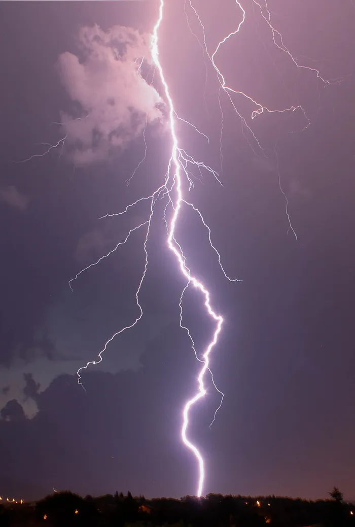 雷声穿过田野，夜间雷击，闪电，风暴，天空，闪电，云，云-天空