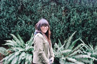 女人，花园，树木，公园，刘海，美女，眼镜，蕨类