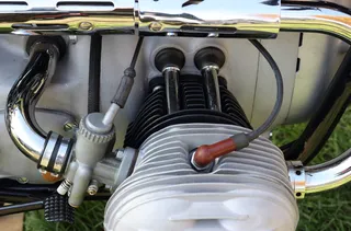 摩托车，发动机，气缸，化油器，点火，火花塞，排气，镀铬