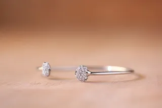 银色手镯，镶有透明宝石