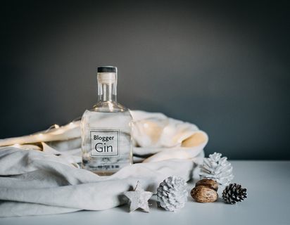 白木桌上的博主杜松子酒玻璃瓶