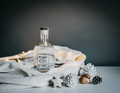 白木桌上的博主杜松子酒玻璃瓶