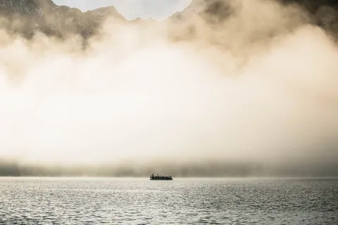 白天白云下的客船