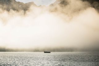 白天白云下的客船