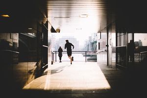 在城市里奔跑的男人