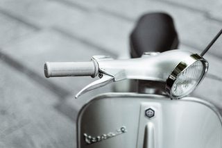 Vespa摩托车特写照片