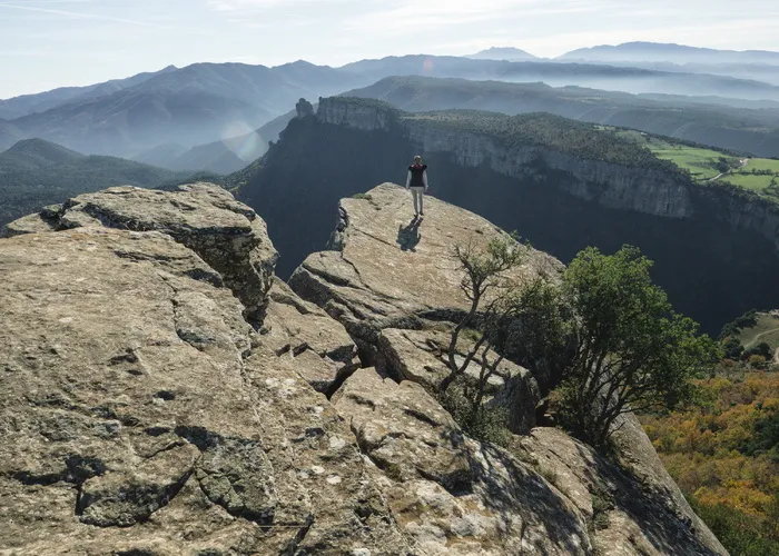 站在窗台附近的女人