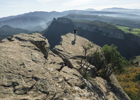 站在窗台附近的女人