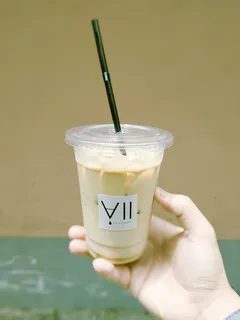 拿着塑料杯的人