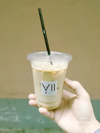 拿着塑料杯的人