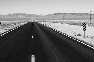沙漠上道路的灰度照片