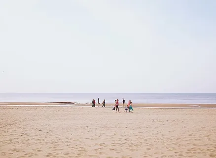 白天海滩上的人们 白天海滩上的人们