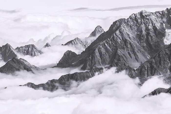 云中的奥地利阿尔卑斯山