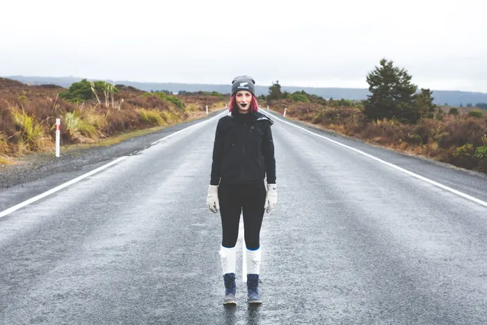 站在路上的女人