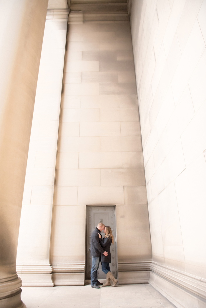 男男女女在靠近门的楼内接吻