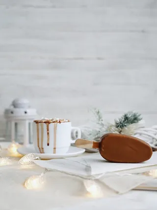 桌上白色陶瓷杯里的咖啡