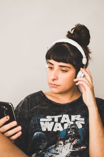 听音乐的女人的照片