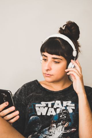 听音乐的女人的照片