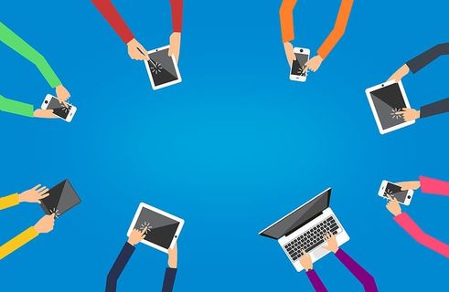 使用移动设备的人-使用Copyspace