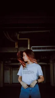 一位身穿白色衬衫和蓝色牛仔下装的女士翻着头发的照片 一位身穿白色衬衫和蓝色牛仔下装的女士翻着头发的照片