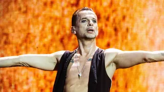 身穿黑色背心的男子举起双手